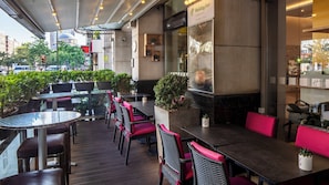 Café - Holiday Inn Istanbul Sisli by IHG (Istanbul)
