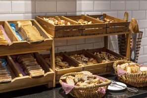 Daily continental breakfast for a fee - Holiday Inn Istanbul Sisli by IHG (Istanbul)