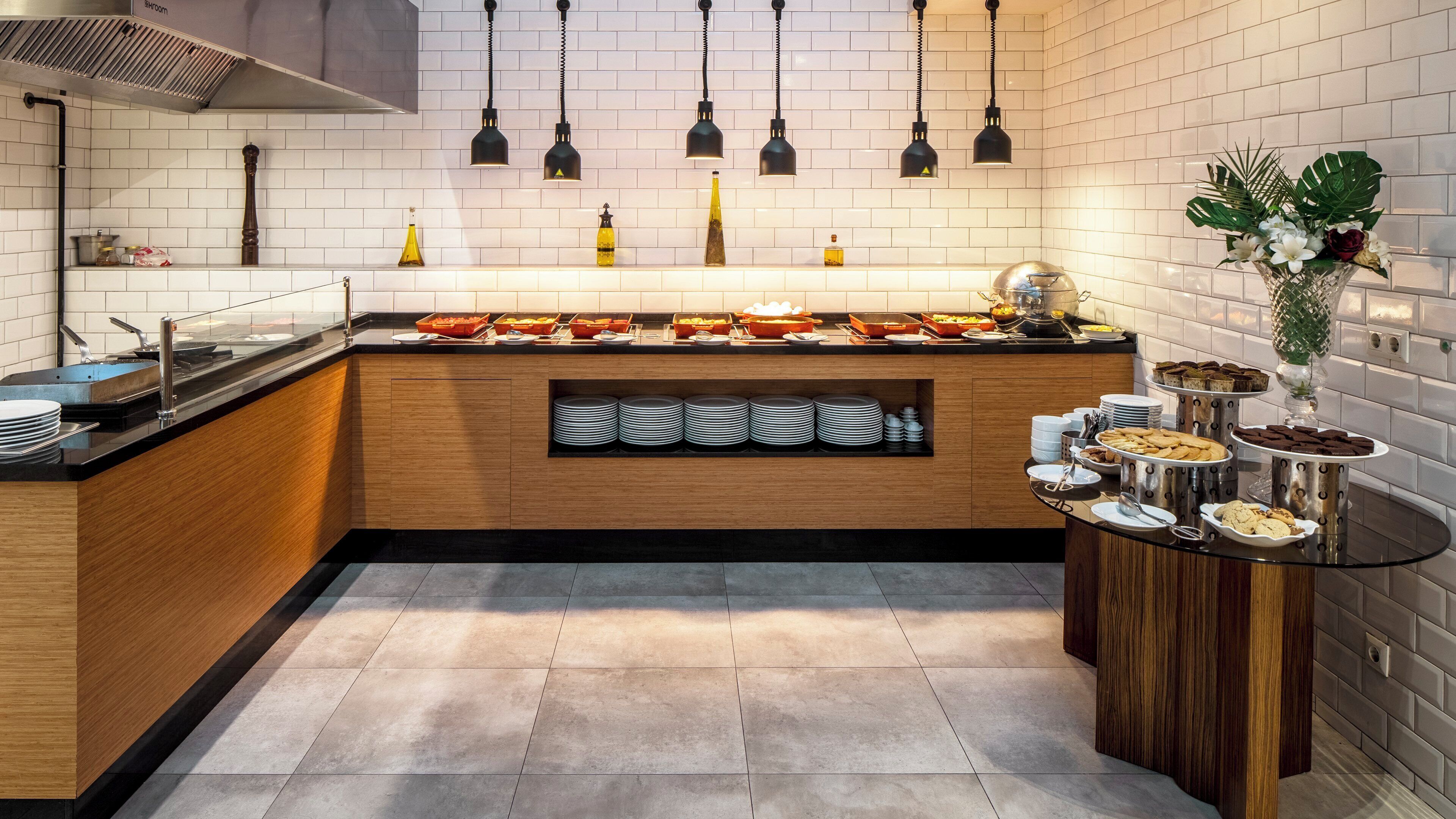 Une cuisine moderne avec un buffet, comprenant divers plats et une plante décorative.