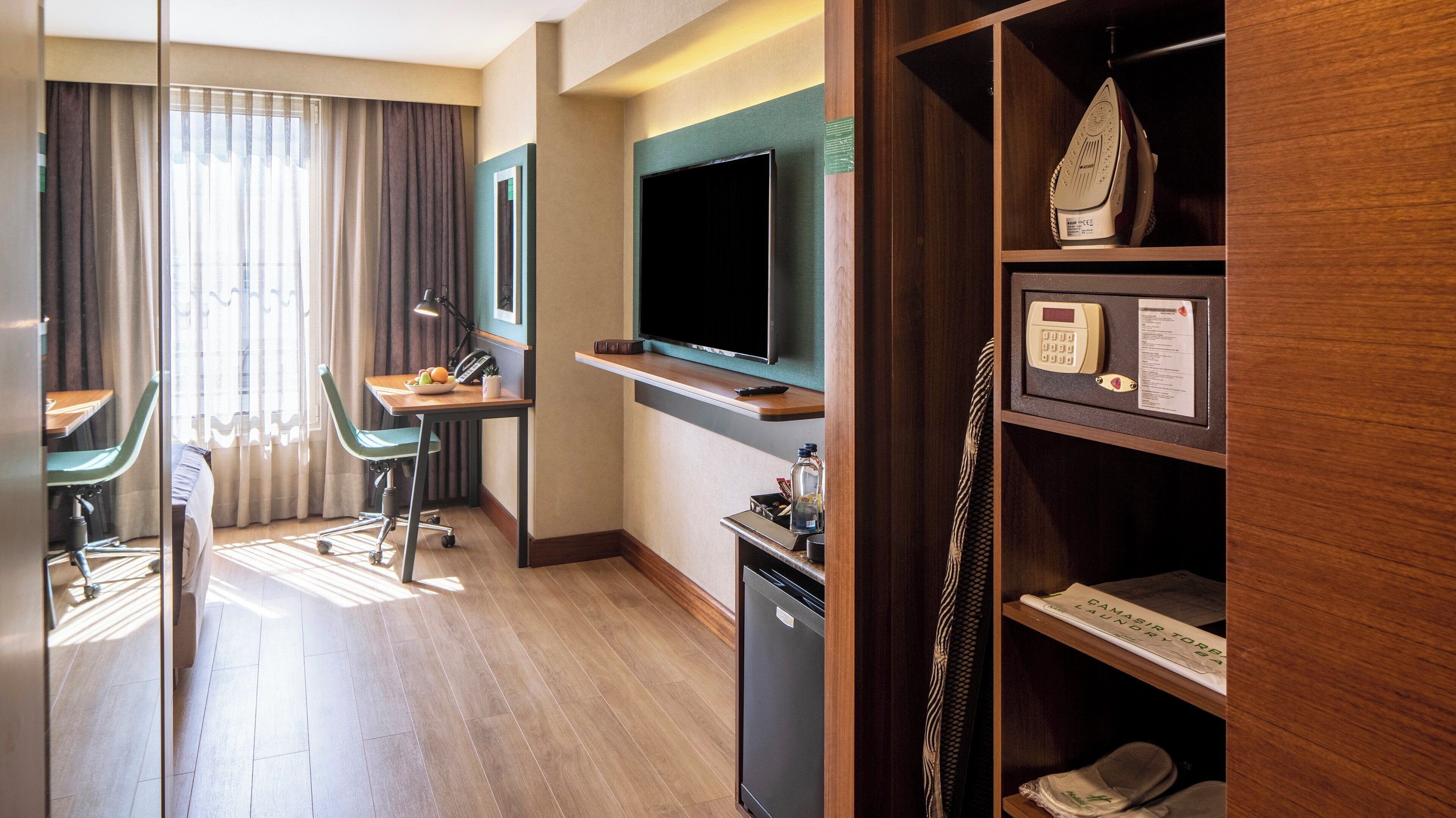 迷你吧、房內夾萬、手提電腦工作空間、遮光窗簾/窗簾