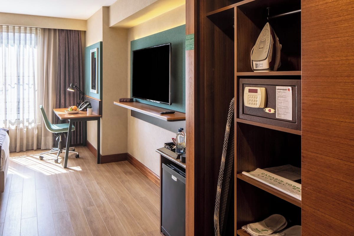 Minibar, in-room safe, laptop workspace, blackout curtains