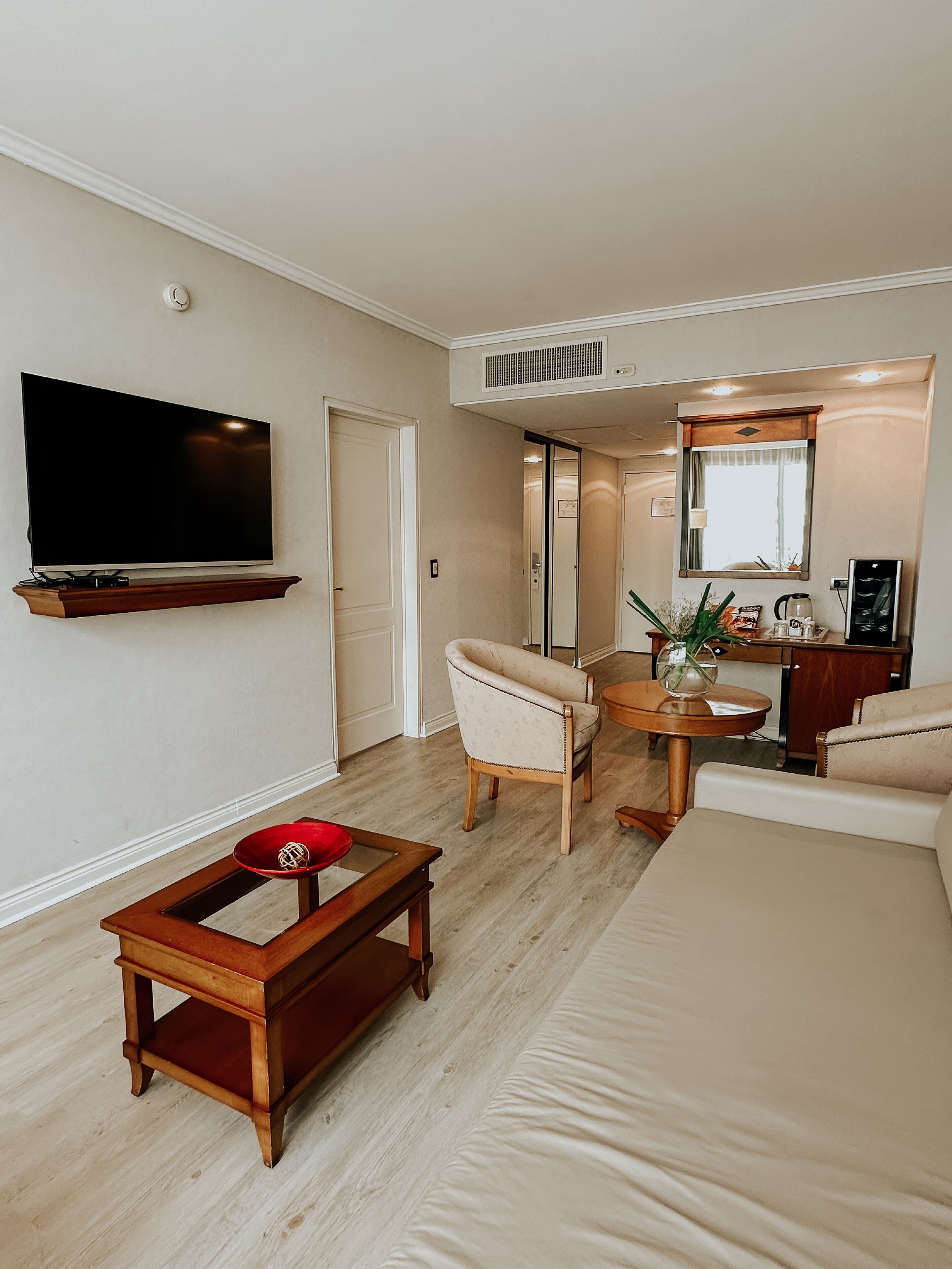 suite | living area | 50-inch smart tv with cable channels, tv, netflix