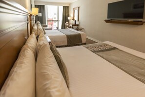 Ropa de cama de alta calidad, edredón, camas con pillow-top y minibar 