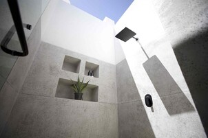 Pool Suite | Badezimmer | Dusche, kostenlose Toilettenartikel, Haartrockner, Handtücher