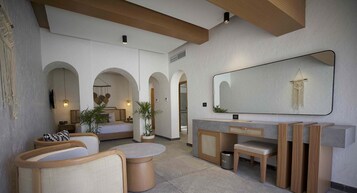 Pool Suite | Colchones con acolchado adicional, minibar, caja fuerte