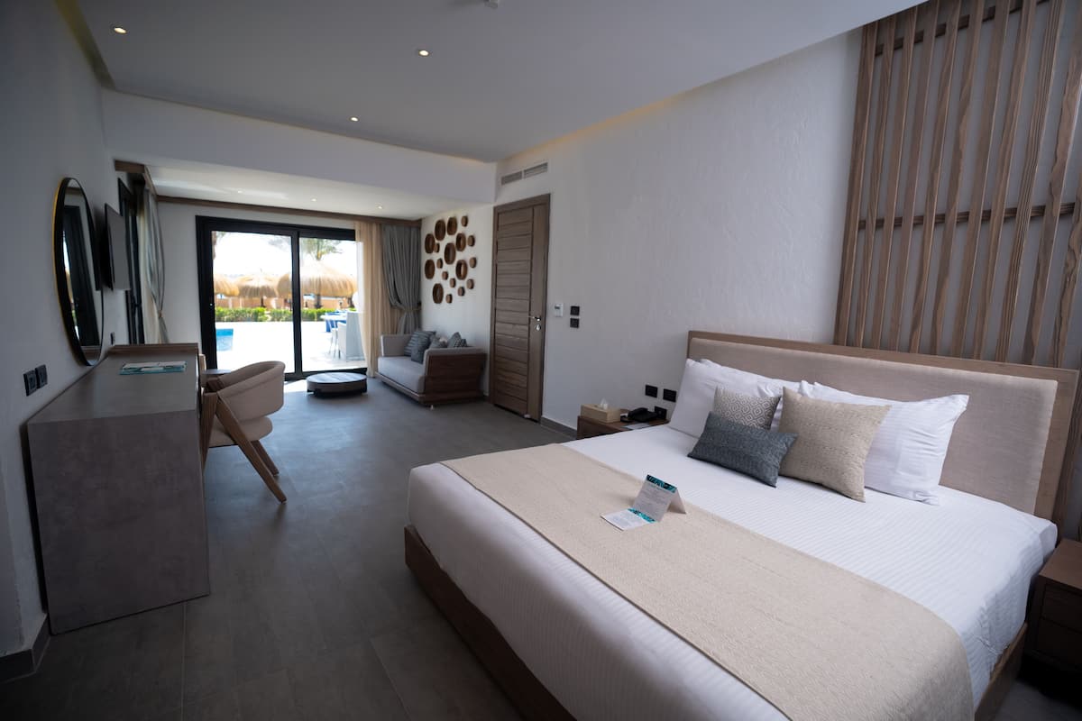 Executive Pool Suite | 1 bedroom, pillowtop beds, minibar, in-room safe