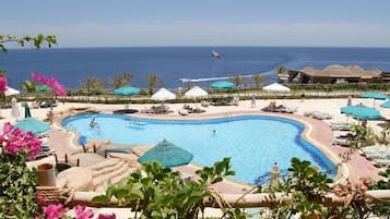 4 piscinas al aire libre, sombrillas
