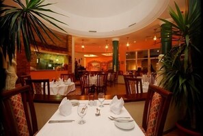 3 restaurantes; se sirven desayunos, comidas y cenas