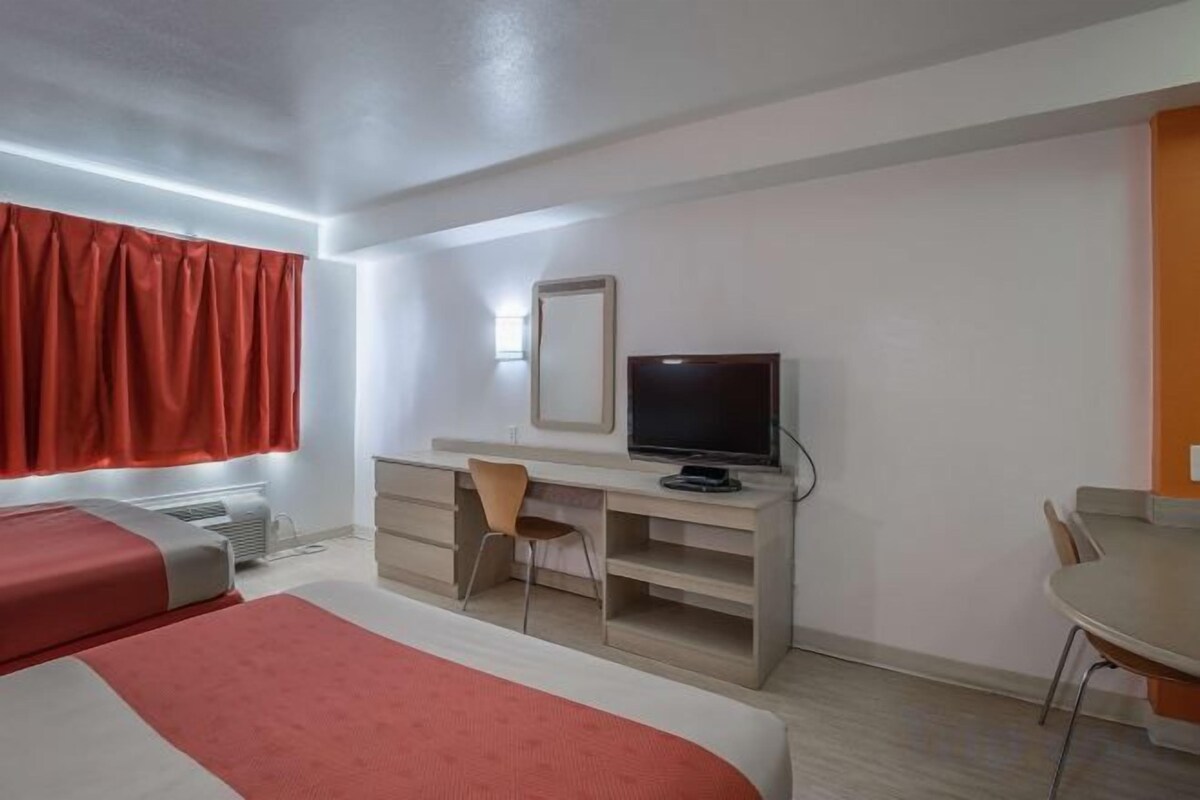 King Room with Mobility Accessible Tub-Non-Smoking