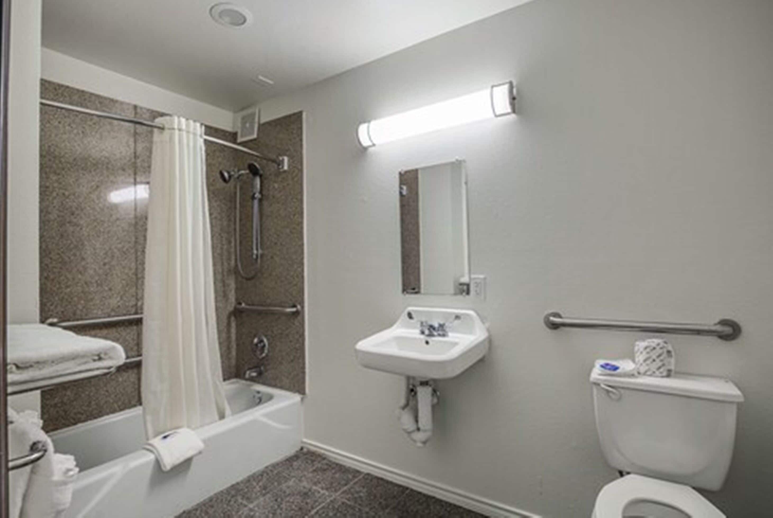 Ensemble baignoire-douche, serviettes fournies