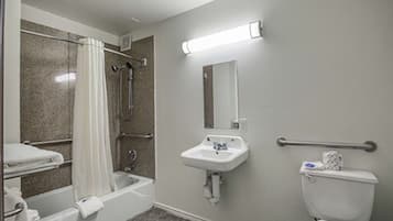 Combined shower/tub, towels