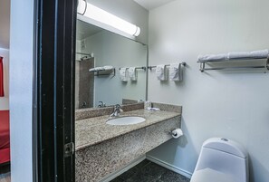 Combined shower/tub, towels