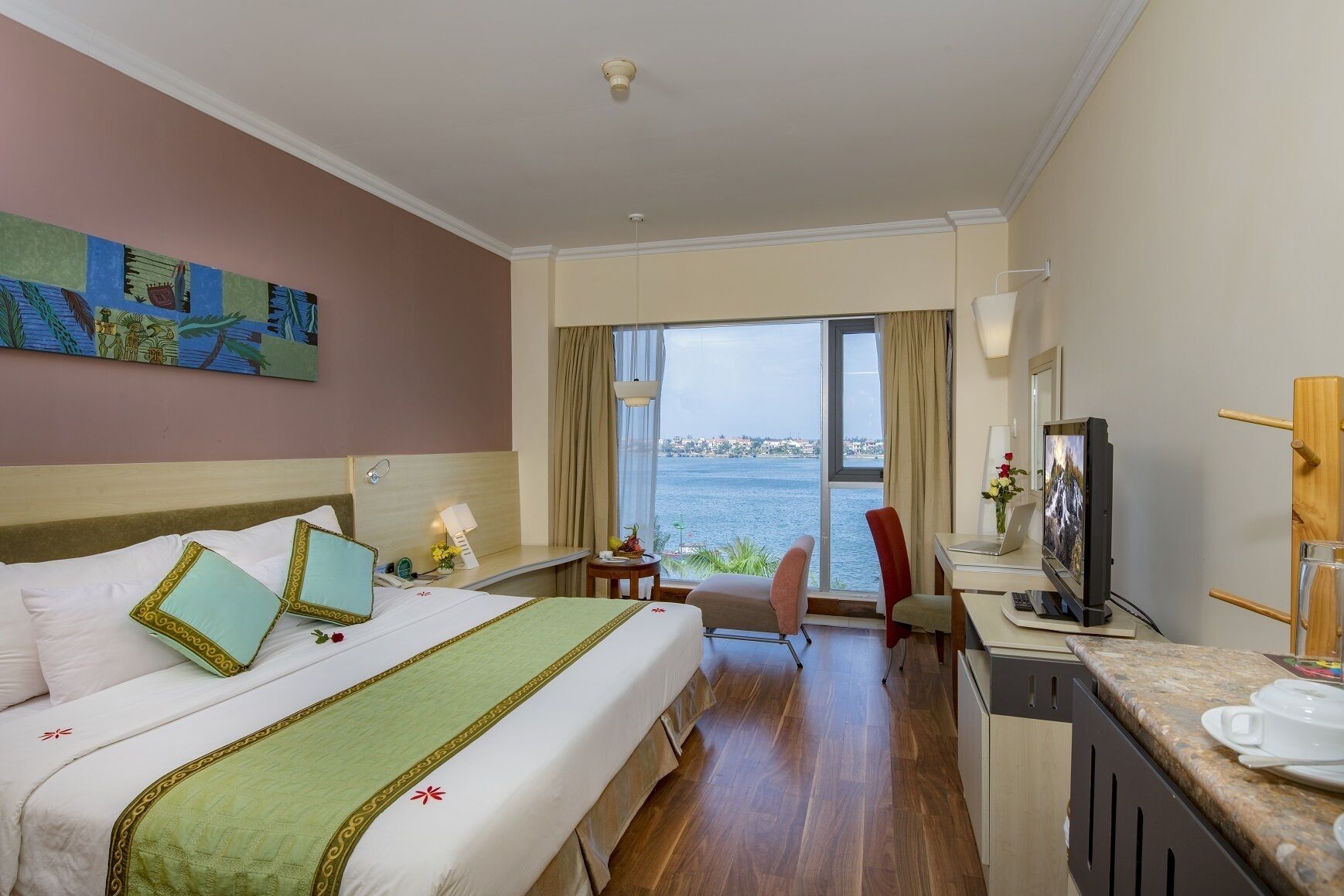 Kamar Double Deluks, pemandangan sungai | Minibar, meja kerja, tirai kedap cahaya, dan Wi-Fi gratis