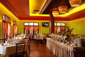 Café da manhã feito na hora todos os dias (USD 8 por pessoa)