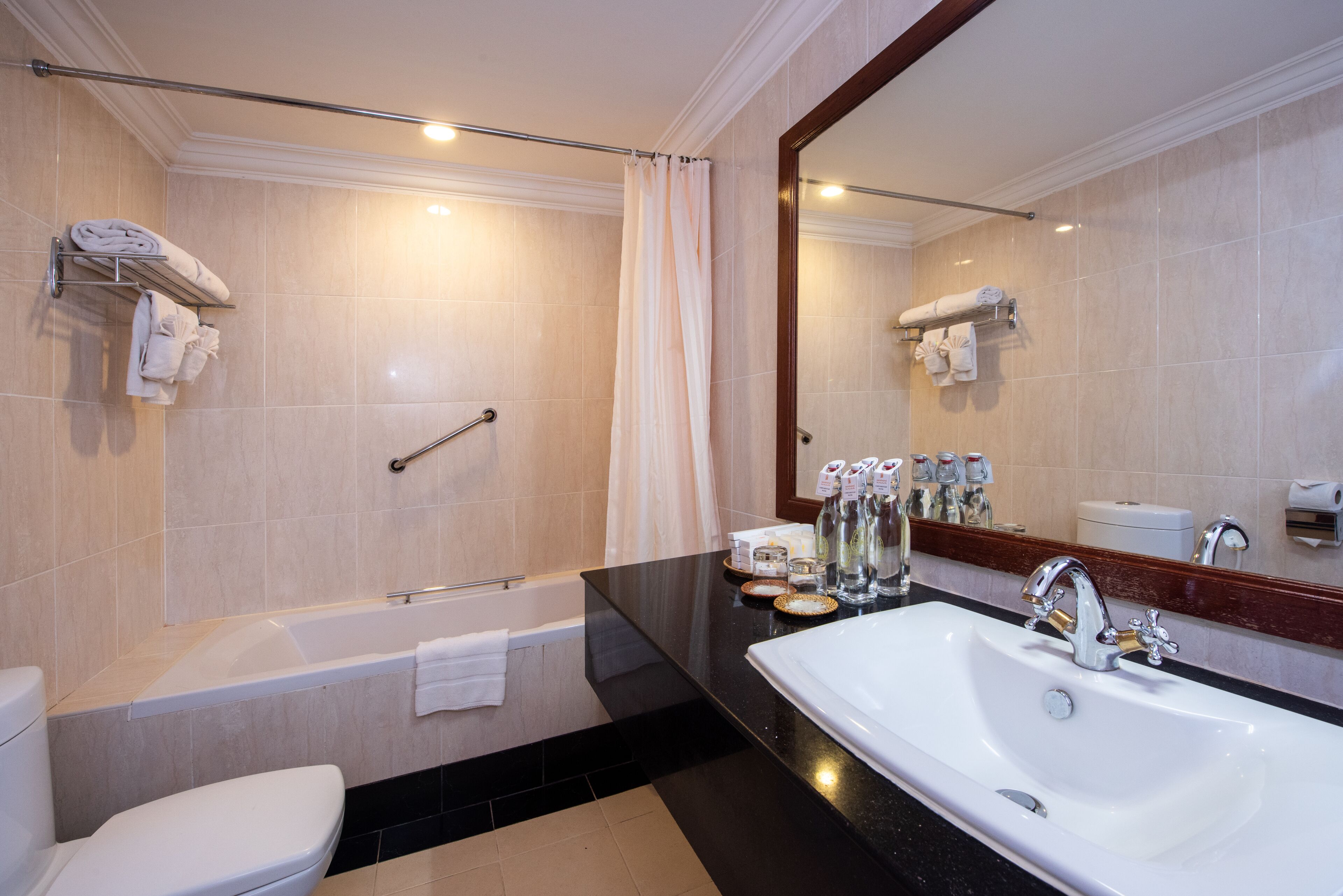Un baño moderno con bañera, inodoro y lavamanos.