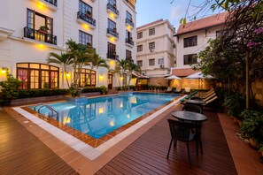 Piscina externa, guarda-sóis, espreguiçadeiras