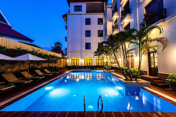 Piscina externa, guarda-sóis, espreguiçadeiras