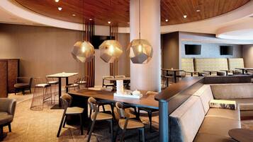 4 restaurants, lunch served