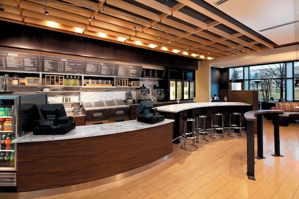 Melayani sarapan dan makan malam dengan sajian masakan Amerika