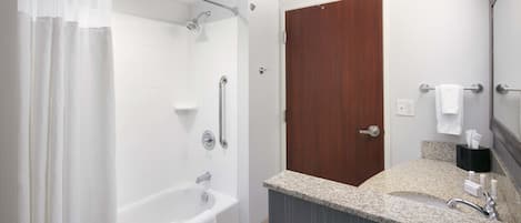 Ein modernes Badezimmer mit Badewanne, Dusche und Waschbecken.