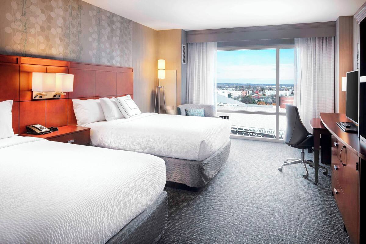 Premium bedding, in-room safe, desk, laptop workspace