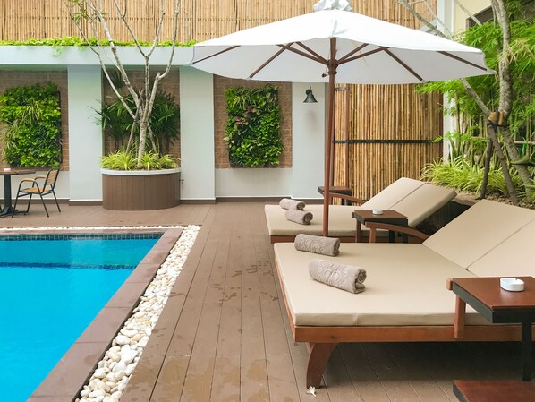 Outdoor pool, open 8:00 AM to 7:00 PM, pool umbrellas