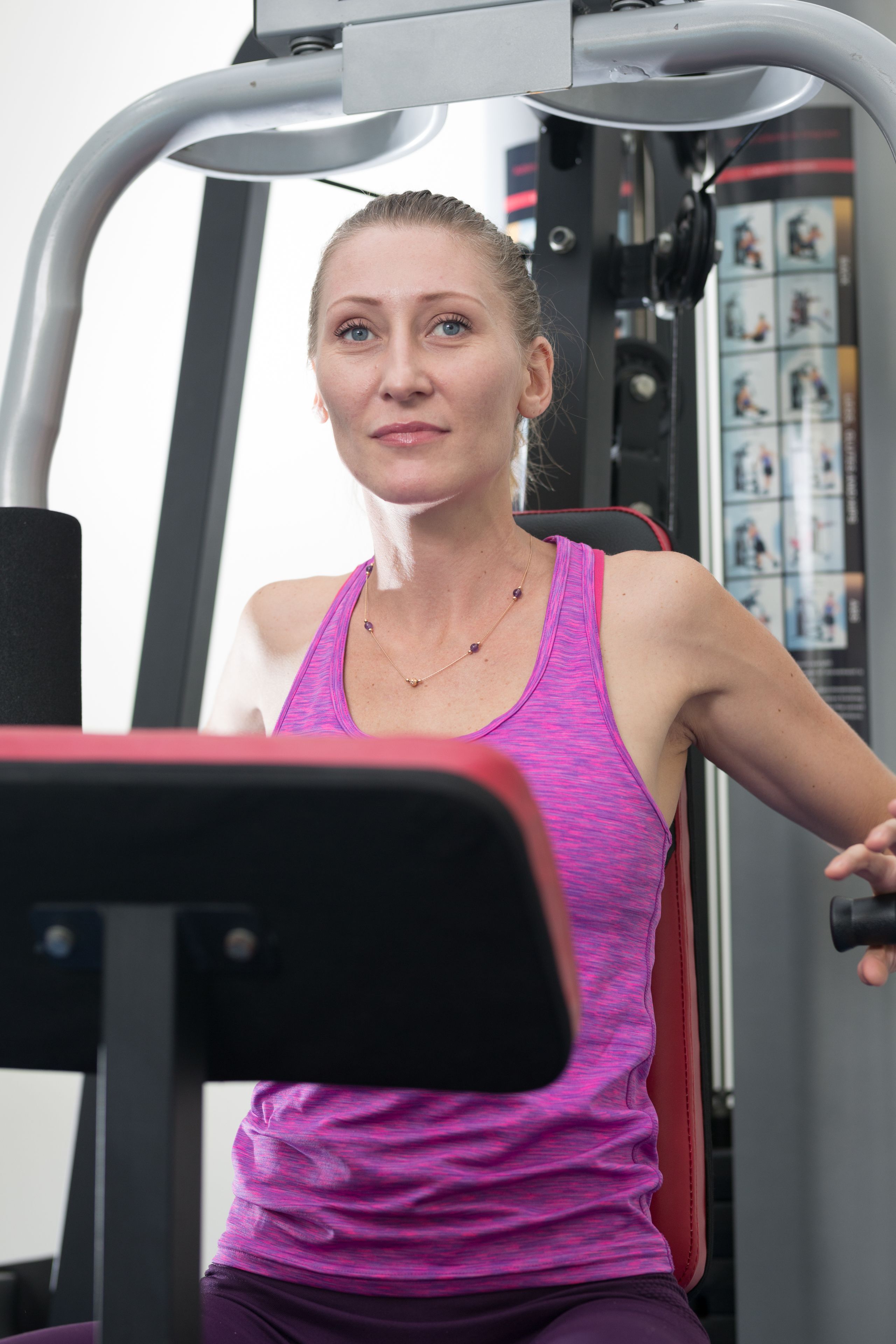 Une personne utilisant un appareil de musculation.