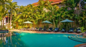 Outdoor pool, pool umbrellas - Silk D' Angkor Boutique Hotel (Siem Reap)