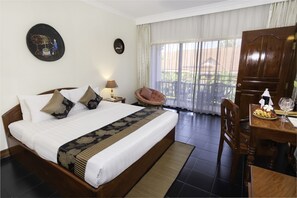 Connecting Family Room, Balcony, Pool View-Free one way pick-up | Minibar, caja de seguridad en la habitación y muebles diferentes 