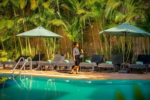 Outdoor pool, pool umbrellas - Silk D' Angkor Boutique Hotel (Siem Reap)