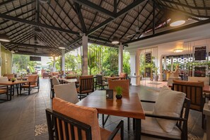 2 restaurantes; se sirve cocina a la parrilla 