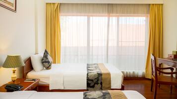 Connecting Family Room, Balcony, Pool View-Free one way pick-up | Minibar, in-room safe, individually furnished, desk