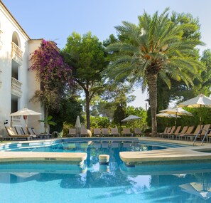 Una piscina al aire libre (de 10:00 a 20:00), sombrillas, tumbonas
