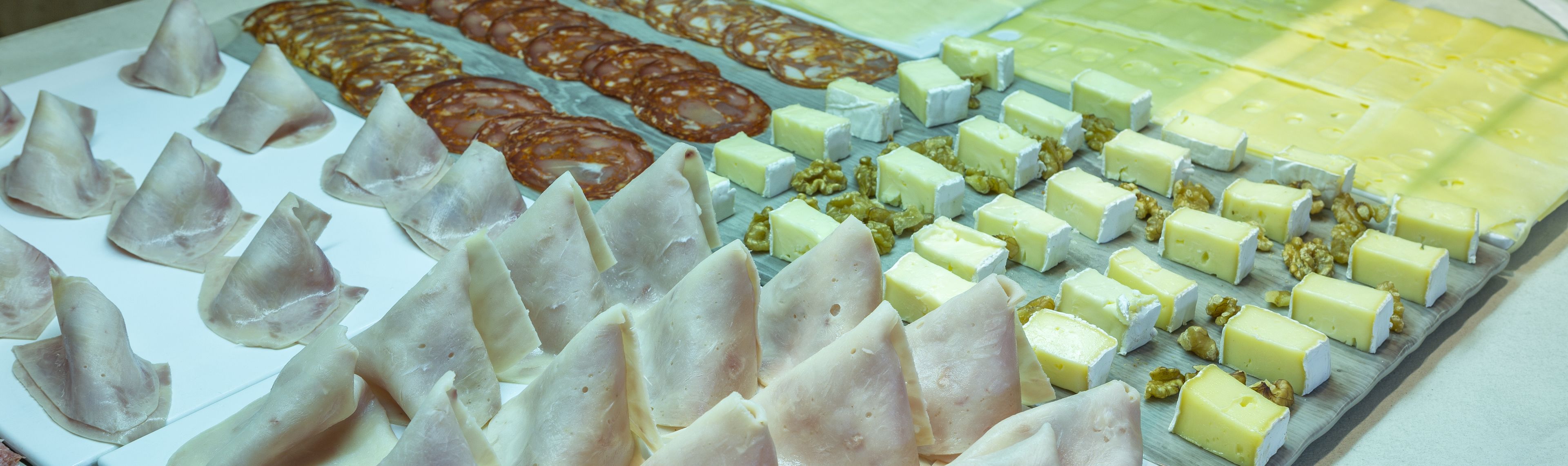 Une variété de fromages et de charcuteries présentés sur un plateau.