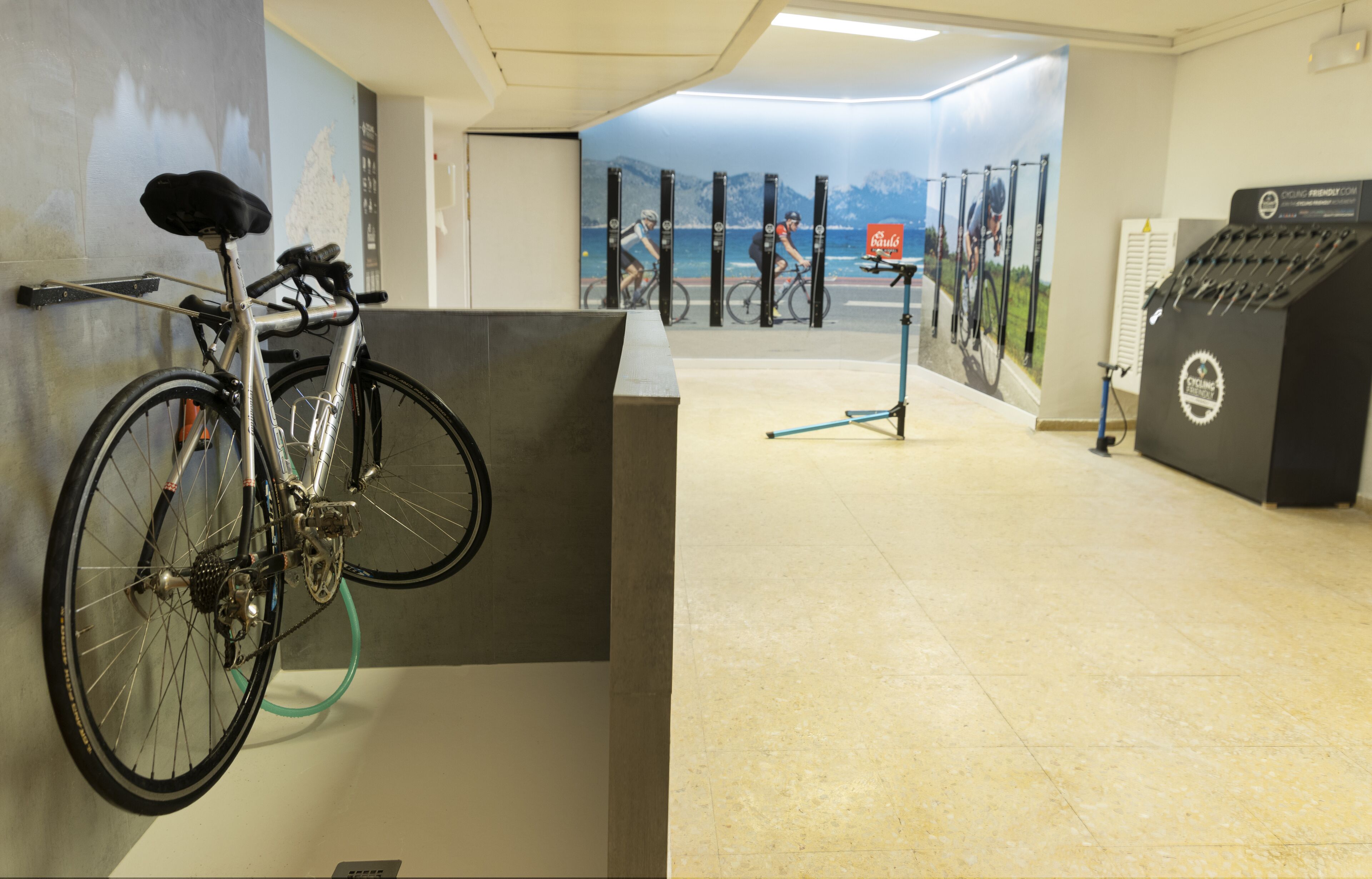 Ein Fahrrad in einem Raum mit Fliesenboden und einem Wandfahrradständer.