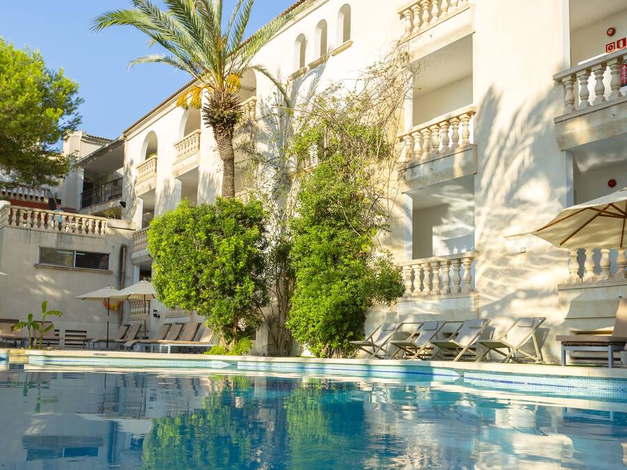 Piscina externa, funciona das 10h às 20h, guarda-sóis, espreguiçadeiras