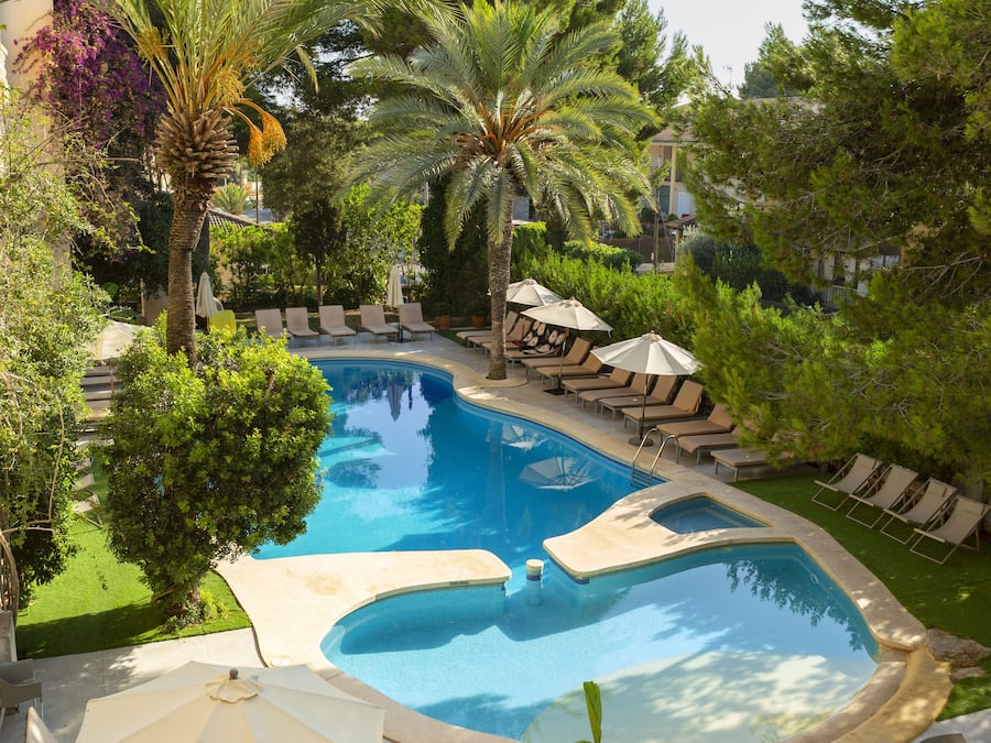 Piscina externa, funciona das 10h às 20h, guarda-sóis, espreguiçadeiras