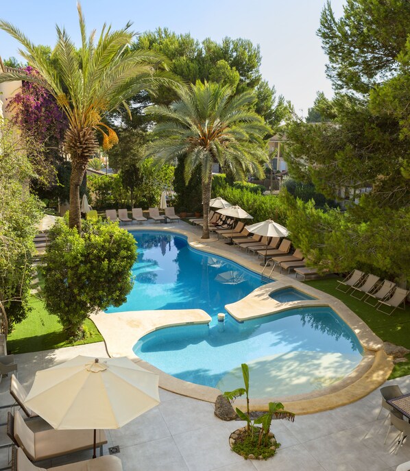 Piscine extérieure, parasols de plage, chaises longues