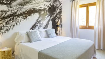 Donzen dekbedden, een kluis op de kamer, een bureau