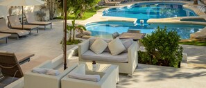 Piscine extérieure, parasols de plage, chaises longues