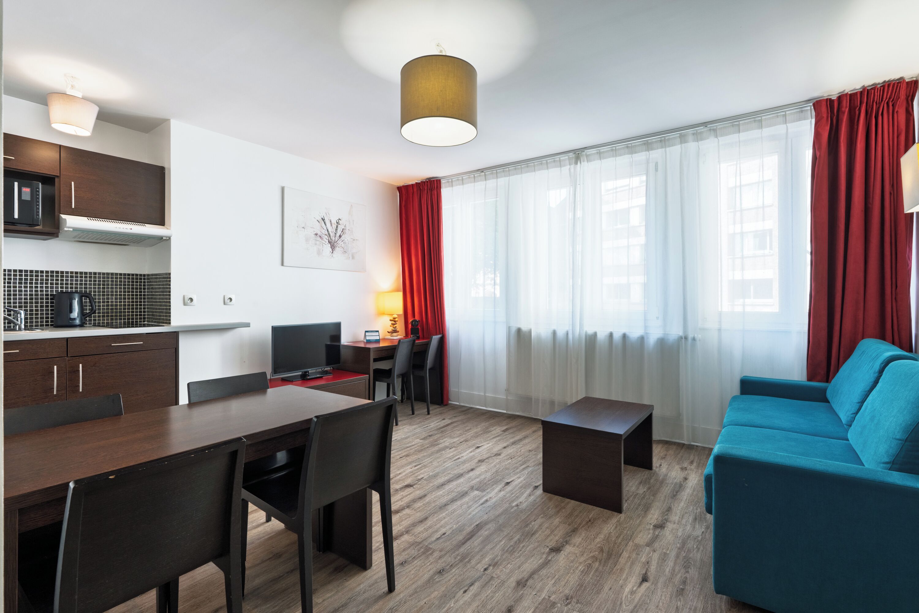 Appartement, 1 slaapkamer, niet-roken | Woonruimte | Een 32-inch lcd-televisie met kabelzenders en televisie