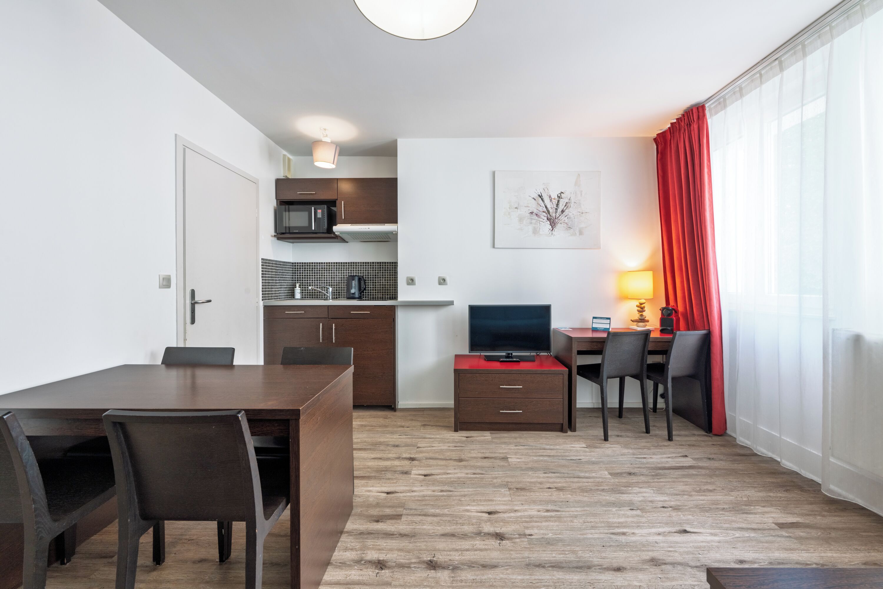 Appartement, 1 slaapkamer, niet-roken | Woonruimte | Een 32-inch lcd-televisie met kabelzenders en televisie