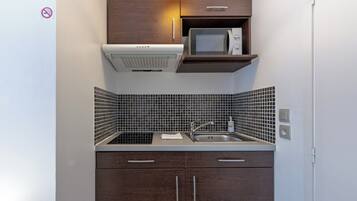 Estudi, 1 llit doble o 2 llits individuals | Cuina privada | Frigorífic, microones, placa de cuina i cafetera exprés