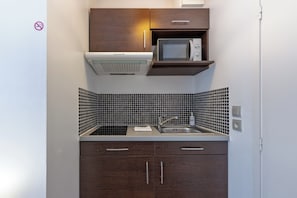 Estudi, 1 llit doble o 2 llits individuals | Cuina privada | Frigorífic, microones, placa de cuina i cafetera exprés 