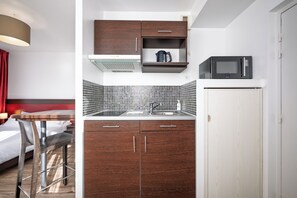 Premium Studio | Private kitchen | Fridge, microwave, stovetop, espresso maker - Residhotel Lille Vauban (Lille)