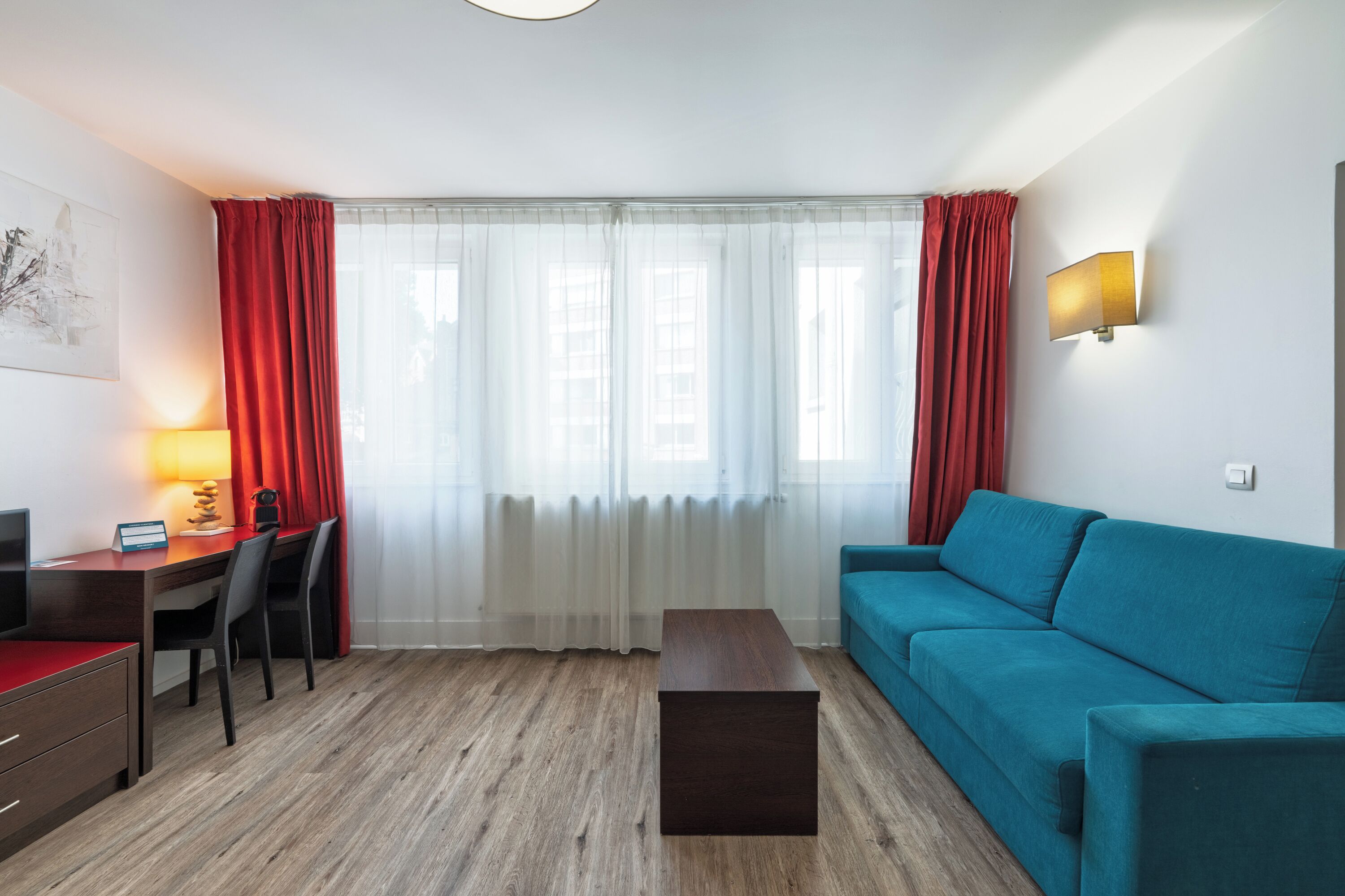 Appartement, 1 slaapkamer | Woonruimte | Een 32-inch lcd-televisie met kabelzenders en televisie