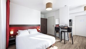 A hotel room with a bed, a desk, and a chair. - Residhotel Lille Vauban (Lille)