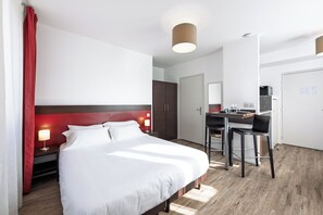 Estudio Premium | Caja fuerte, escritorio, cortinas opacas y tabla de planchar con plancha