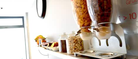 Tägliches Frühstücksbuffet (11 EUR pro Person)