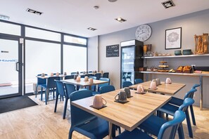 Se ofrece un desayuno bufé (11 EUR por persona)